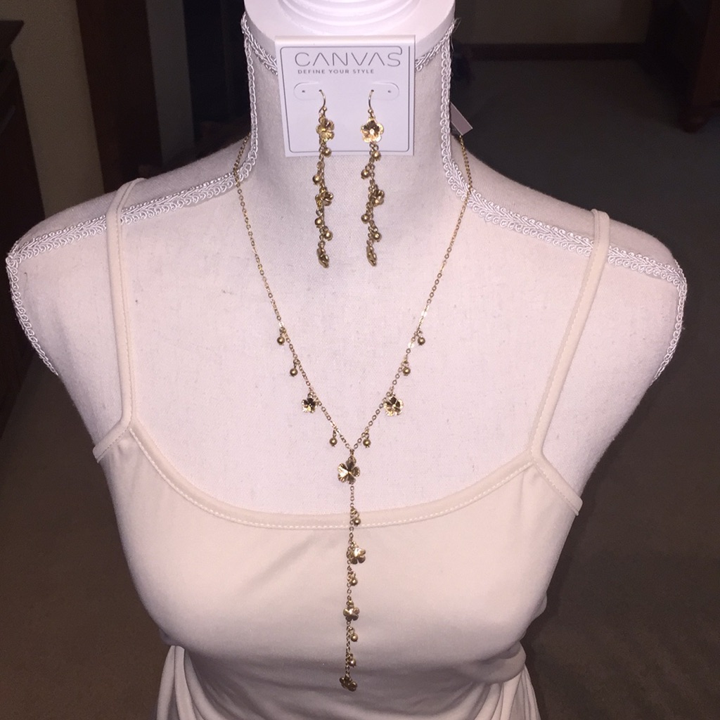 Nwt Canvas Gold Flower Earrings Necklace Set 30$